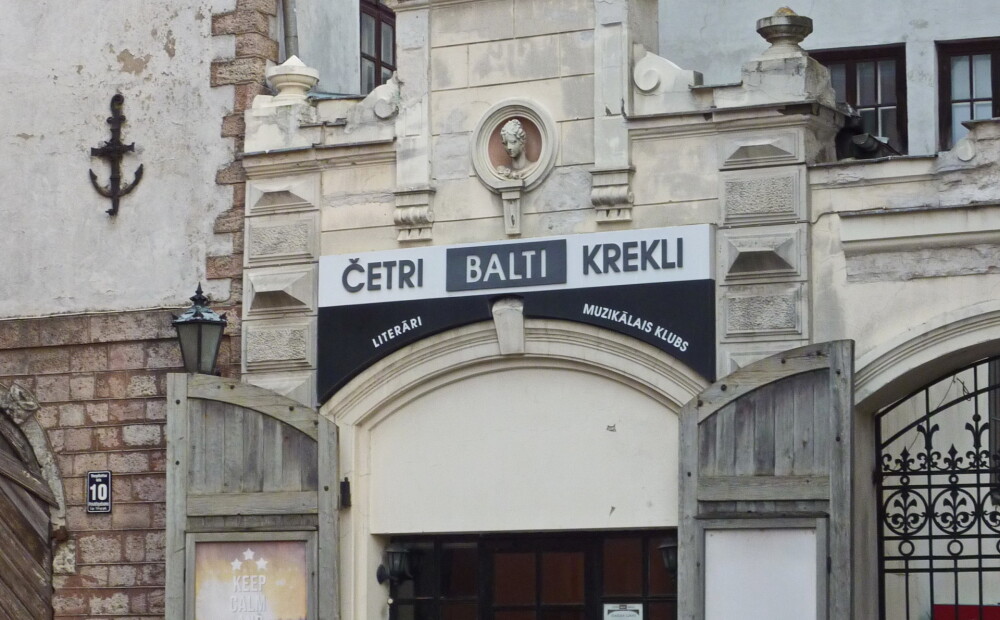 Četri balti krekli